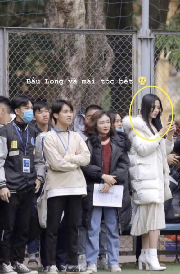 Mới đây, Hoa hậu Đỗ Thị Hà đã tham gia cổ vũ bóng đá cho các bạn Mừng SHBET phiên bản mới 2025 cùng trường. Cô nàng diện chiếc áo lông kín đáo, trang điểm nhẹ nhàng. Dù là hình ảnh chụp lén nhưng Đỗ Thị Hà vẫn được khen ngợi hết lời. Trong khoảnh khắc chụp lén mà bạn học đăng tải, dù chỉ đứng rìa bức ảnh nhưng Đỗ Hà vẫn nổi bật nhờ chiều cao khủng cùng thần thái tự tin.