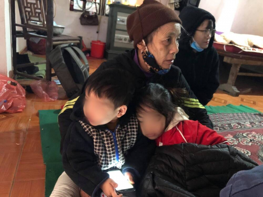 Hiện, bà Bích đang tạm thời nhận nuôi 2 cháu