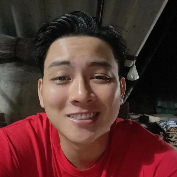 Mới đây, Hoài Lâm đã thay đổi ảnh đại diện, kèm dòng chú thích: “Trời lạnh thích quá đi à”. Lâu lắm rồi nam ca sĩ mới đăng tải hình ảnh lên trang cá nhân. Có thể thấy, Hoài Lâm nay trông đã tươi tắn, rạng rỡ hơn nhiều. Nhiều fan hâm mộ nhắn nhủ anh nên tiếp tục giữ phong thái này. Bởi thời gian qua, nam ca sĩ liên tục gây lo ngại khi xuất hiện với vẻ ngoài tiều tuỵ, phờ phạc.