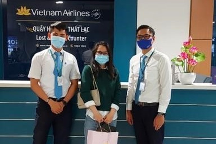 Chiếc nhẫn kim cương đã được bàn giao lại cho chủ nhân (Ảnh: Lao động)