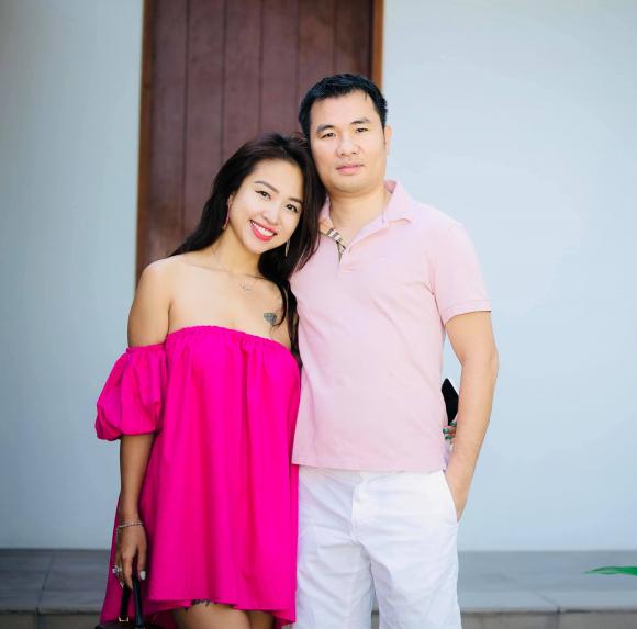 Trong chuyến đi chơi mới đây, MC Vân Hugo đã chính thức ảnh rõ nét gương mặt của vị hôn phu. Rất nhiều fan hâm mộ đã gửi lời chúc và khen nữ MC và vị hôn phu có tướng phu thê. Nữ diễn viên được người tình bí ẩn cầu hôn vào giữa tháng 5/2020, sau hơn 1 năm tìm hiểu và hẹn hò. Được biết cả hai đã lên kế hoạch cưới hỏi, song bất đắc dĩ phải hoãn lại vì tình hình dịch bệnh căng thẳng. Nói về người ấy, Vân Hugo nhiều lần tỏ ra rất hài lòng, mãn nguyện với sự lựa chọn của bản thân.