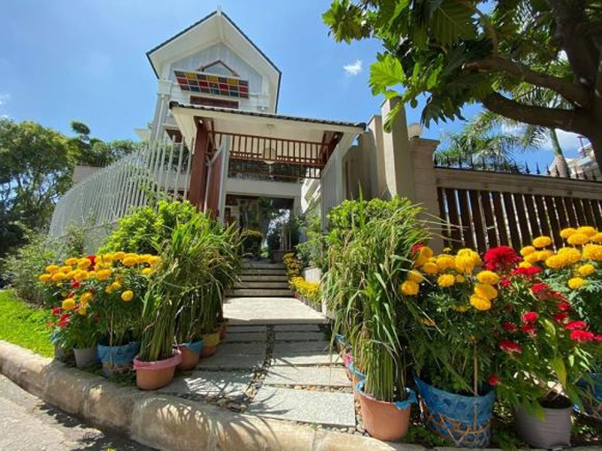Từ ngoài cổng đi vào đã nhìn thấy rất nhiều sắc hoa