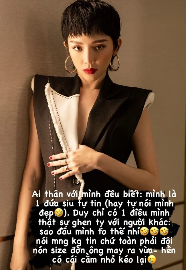 Tóc Tiên bất ngờ nói về khuyết điểm ngoại hình của mình đó là khổ đầu to. Mặc dù là người rất tự tin về ngoại hình nhưng Tóc Tiên cũng có lúc cảm thấy ghen tỵ với những cô nàng khác. Dòng trạng thái của Tóc Tiên nhận được nhiều sự đồng cảm. Thường thì đầu nhỏ sẽ giúp bạn 