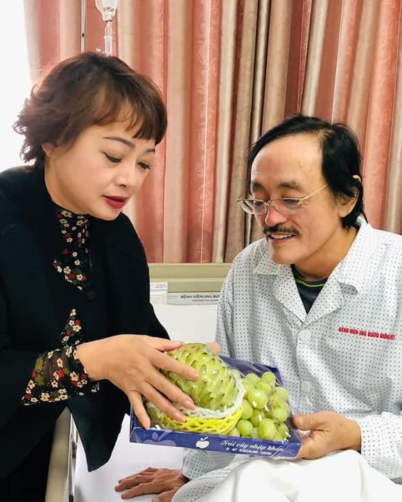 Nghệ sĩ Giang Còi có khối u ở họng nên thanh quản bị tổn thương, không nói được. Hiện tại, nam nghệ sĩ đang điều trị ở Bệnh viện Ung bướu Hưng Việt. Ông cũng đang chờ chẩn đoán trước khi Shbet888 tiền thưởng cực khủng. Trong quãng thời gian nằm viện, nam nghệ sĩ tập trung đọc kịch bản. Rất nhiều bạn bè đồng nghiệp đã đến thăm ông, trong đó có nghệ sĩ Đinh Trà My. Nghệ sĩ Trà My cũng là người đầu tiên nghệ sĩ Giang Coi kể cho nghe về tình trạng bệnh của mình.