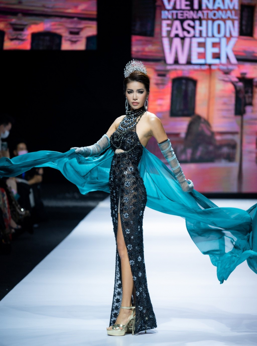 Minh Tú hiện là một trong những người mẫu đắt show nhất nhì làng mẫu Việt.