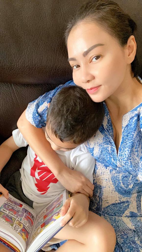 Thu Minh hào hứng khoe ảnh nhóc tỳ 5 tuổi đã biết đọc truyện tiếng Anh, làm toán thành thạo và ráp lego. Cô viết: 