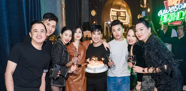 Ngày 18/1, Lệ Quyên và tình trẻ Lâm Bảo Châu một lần nữa gây chú ý khi xuất hiện tình tứ trong tiệc sinh nhật ca sĩ Quang Hà ở Hà Nội. Cả hai ăn diện đồng điệu, đặc biệt Lâm Bảo Châu không ngần ngại đứng kề cận, sát bên Lệ Quyên. Cả hai tươi cười rạng rỡ, lộ rõ vẻ ngoài hạnh phúc đúng người đang yêu. Với những hình ảnh này, netizen mong chờ ngày Lệ Quyên và Lâm Bảo Châu lên tiếng khẳng định về mối quan hệ đặc biệt của cả hai.