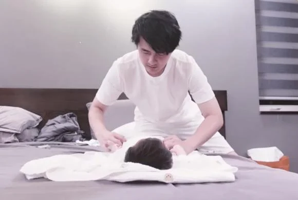 Đông Nhi đăng một vlog ghi lại Shbet16 chơi game trực tuyến một ngày của cả nhà. Ông Cao Thắng thể hiện rõ hình ảnh một người đàn ông của Shbet111 slot, casino, thể thao, xổ số khi xắn tay vào làm việc nhà phụ vợ và chăm con gái nhỏ cực thuần thục. Khoảnh khắc anh tự tay thay bỉm cho bé Winnie vừa khéo léo, vừa chuyên nghiệp. Với độ tận tình hết mình cho vợ con như thế này, ai cũng phải khen Đông Nhi quả có số hưởng.