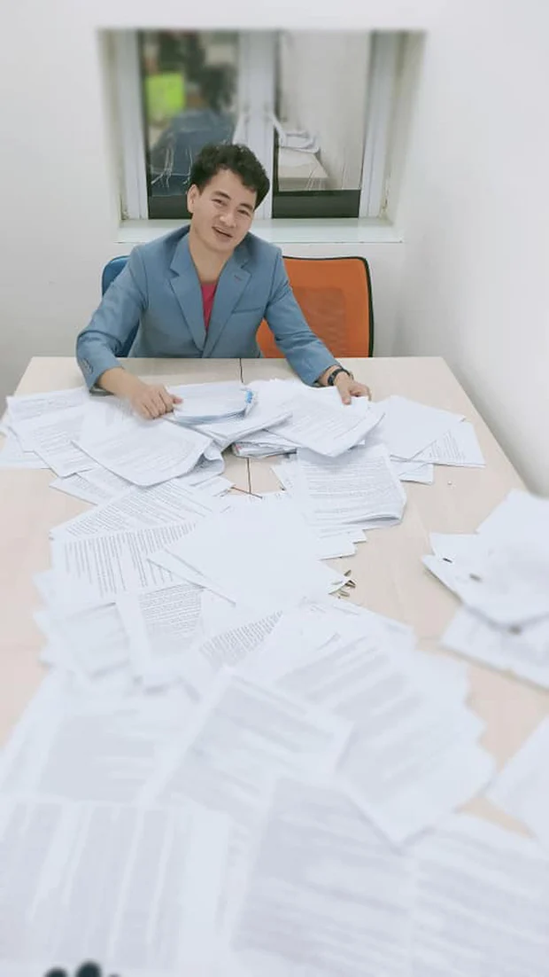 Mới đây, MC Xuân Bắc tung ảnh bên xấp kịch bản Táo Quân bày la liệt. Anh đính kèm chia sẻ: 
