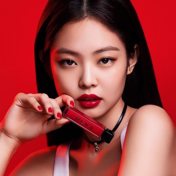Kiểu trang điểm mạnh mẽ cùng đôi môi đỏ, đôi mắt mèo sắc lẹm giúp Jennie nhìn vô cùng quyến rũ, thu hút