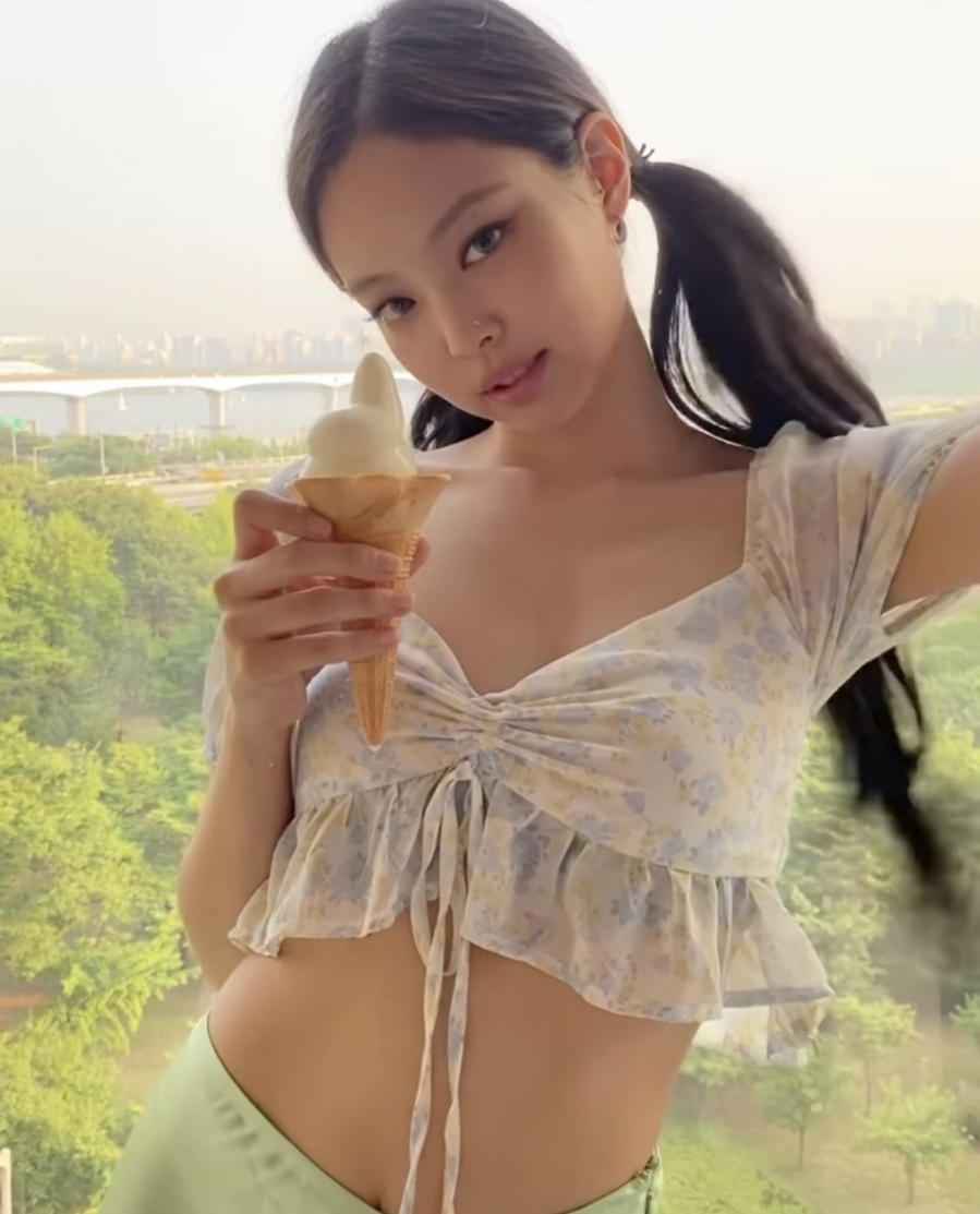 Tóc buộc 2 bên cũng được Jennie 