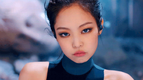 Không thể bỏ qua kiểu make-up đậm chất girl-crush - làm nên thương hiệu riêng của Jennie này được