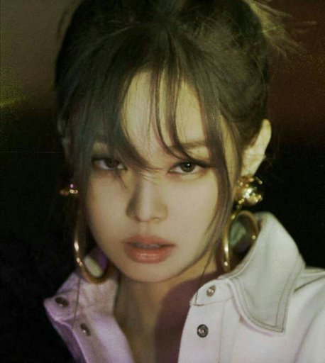 Jennie để tóc mái cũng vô cùng xinh đẹp, cá tính