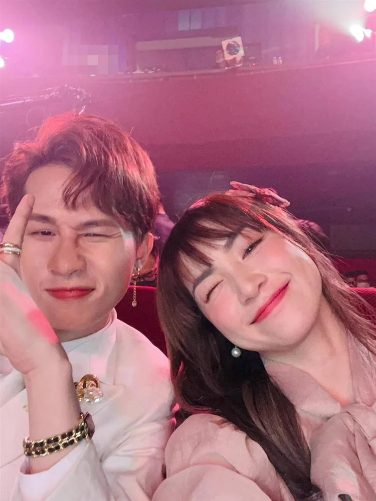 Hòa Minzy đăng ảnh bên đàn em Jack trong một lễ trao giải nhưng gây chú ý là dòng trạng thái có nhắc đến cụm từ 