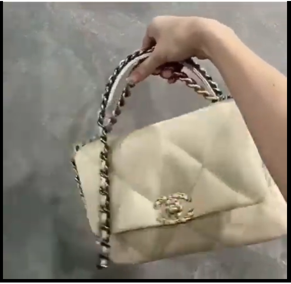 Hari Won còn được Trấn Thành mua tặng túi hiệu Chanel đắt đỏ.