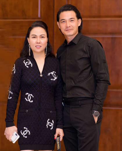 Cặp đôi đã làm giấy đăng kí kết hôn nhưng vẫn chưa tổ chức hôn lễ chính thức.