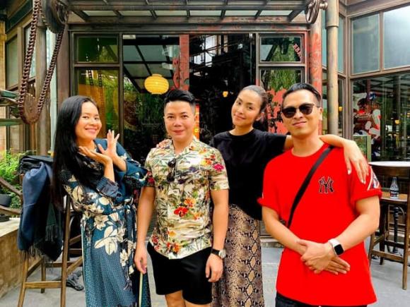 Hình ảnh Hà Tăng mới dự sinh nhật của 1 thành viên trong nhóm bạn được lan truyền. Trong ảnh cô ăn diện giản dị, thậm chí còn để mặt mộc hoàn toàn để nhường spotlight lại cho nhân vật chính. Tuy nhiên nhan sắc 