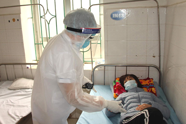 Bệnh nhân Hải Dương đang được bác sĩ điều trị