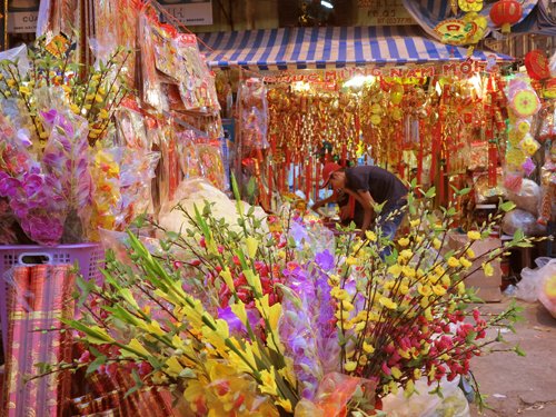 Không đặt hoa giả lên bàn thờ
