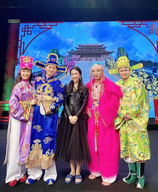 Mới đây, tấm hình Diệu Nhi chụp tại hậu trường chương trình Táo Quân đã gây sốt ngay khi được đăng tải. Trong ảnh có sự góp mặt của Vân Dung, Xuân Bắc, Công Lý và Tự Long. Với bản tính lầy lội, Diệu Nhi khiến fan cười ngất khi diện đôi dép đi trong nhà tắm. Từ đầu đến chân đều hoàn hỏa nhưng cô nàng lại gây 
