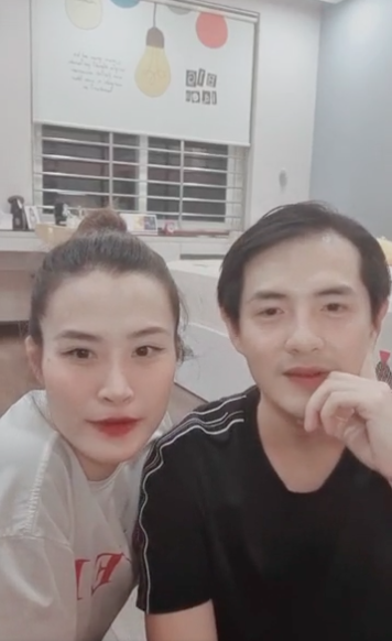 Đông Nhi - Ông Cao Thắng livestream ngay tại phòng ngủ, trò chuyện thân mật với khán giả.