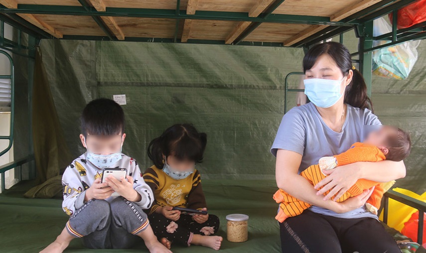 3 mẹ con chị N. trong khu cách ly (Ảnh: Vietnamnet)