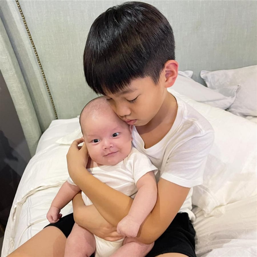 Bé Leon lại có nhiều biểu cảm hài hước.