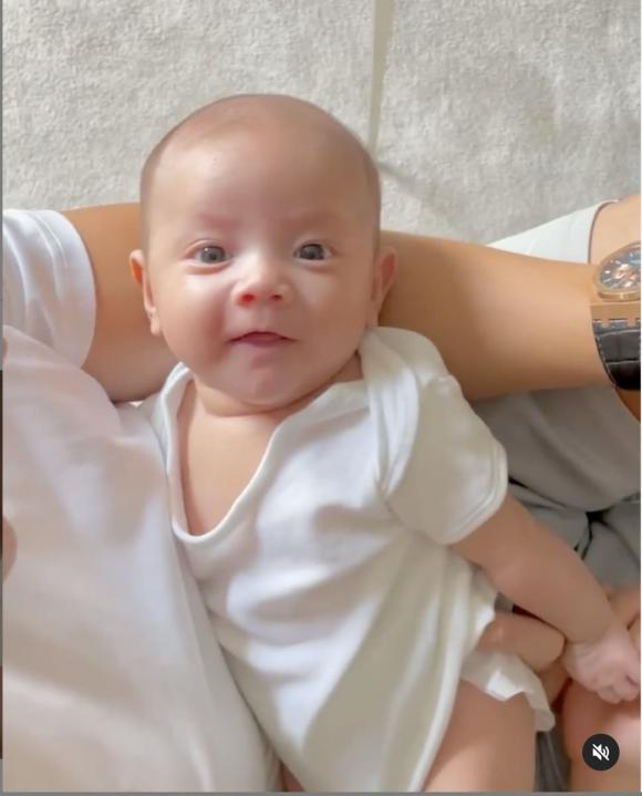 Bé Lisa được cho là có tính cách trầm tĩnh.