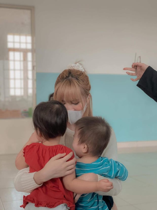 Gác lại tất cả, nữ ca sĩ vô tư chơi đùa cùng các em nhỏ.
