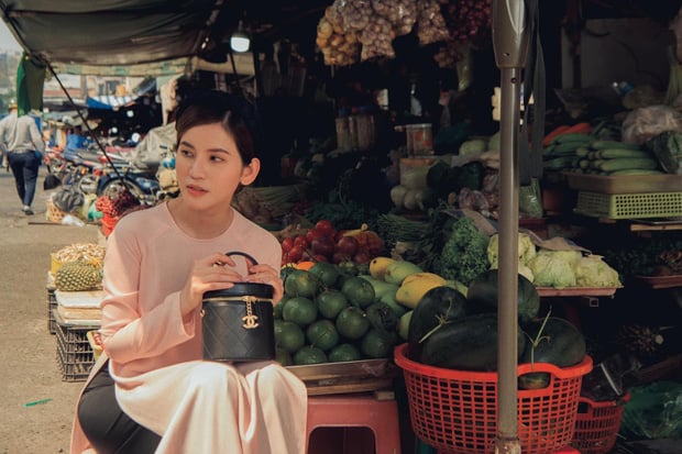 Chiếc túi này cũng trùng khớp với cô gái trong clip.