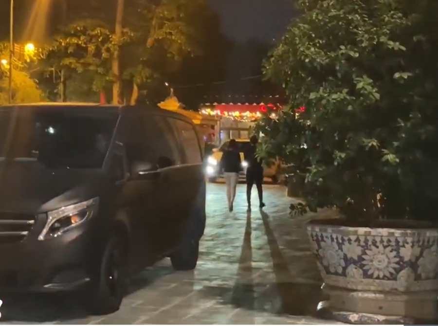 Cả hai cùng nhau ra về sau đó.