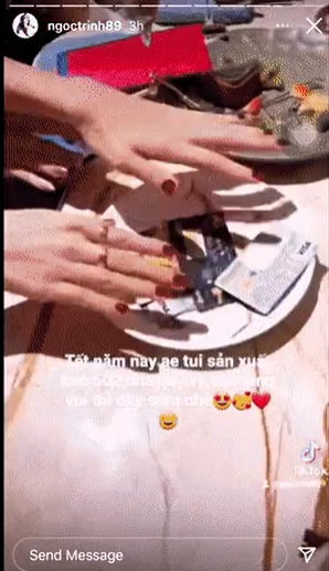 Mới đây, Ngọc Trinh và hội bạn gây chú ý với phương thức ăn mừng Tết phong cách đại gia: lì xì tiền đô, rút thẻ ATM bất kì để thanh toán lúc ăn tiệc tất niên. Cụ thể sau khi ăn bữa tối tất niên, cả hội bắt đầu lì xì sớm bằng tiền đô với mệnh giá lên đến 1000$ (tương đương 23 triệu đồng). Ngọc Trinh đứng lên đại diện nhóm trộn những chiếc thẻ ATM và trong đó có cả thẻ đen. Sau đó cả hội đã chọn ra được 1 chiếc thẻ bất kì để trả tiền cho bữa ăn linh đình này. May mắn thay trong cả 2 lần, 
