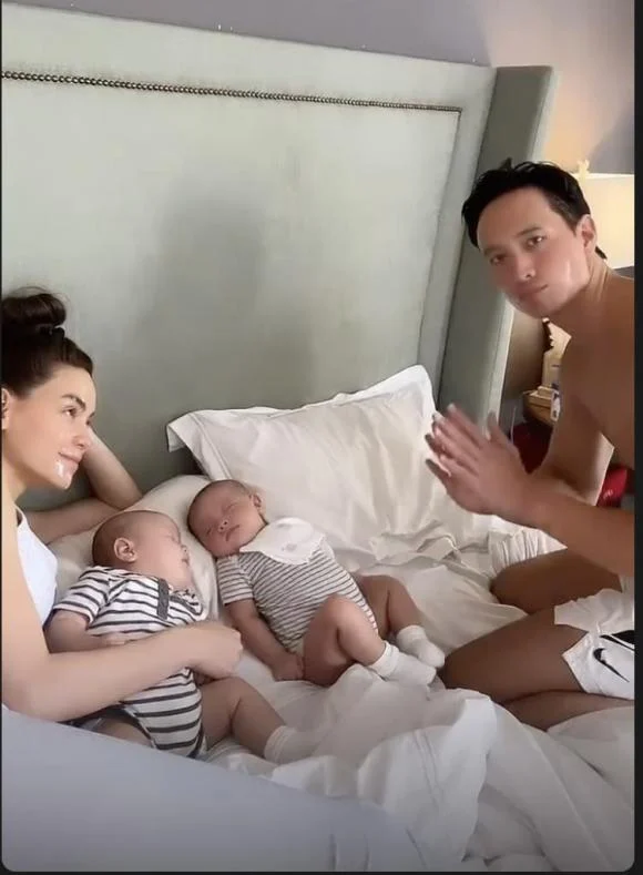 Hà Hồ đăng tải khoảnh khắc ông xã Kim Lý vừa đắp mặt nạ làm đẹp nhưng cũng không quên nhiệm vụ chính là ru các con ngủ. Cụ thể Hà Hồ đang ôm bé Leon dỗ dành, còn Kim Lý vừa đắp mặt nạ vừa ru cho bé Lisa ngủ. Điều khiến ai cũng phải bật cười là anh khá rón rén nhẹ nhàng để tránh đánh thức công chúa nhỏ. Hành động đáng yêu của Kim Lý khiến Hà Hồ chỉ biết cố gắng nhịn cười.