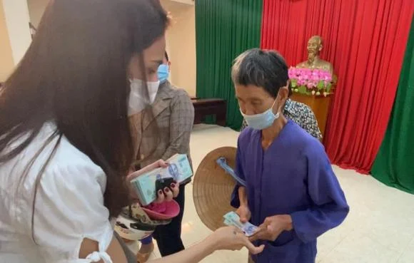 Hàng năm cứ đến dịp tết, Thủy Tiên và ông xã không quên trao những món quà nhỏ đến những người dân nghèo. Và năm nay Shbet111 slot, casino, thể thao, xổ số cô tiếp tục trao ít tiền để bà con miền Tây có một mùa Tết ấm no hơn. Công Vinh viết: 