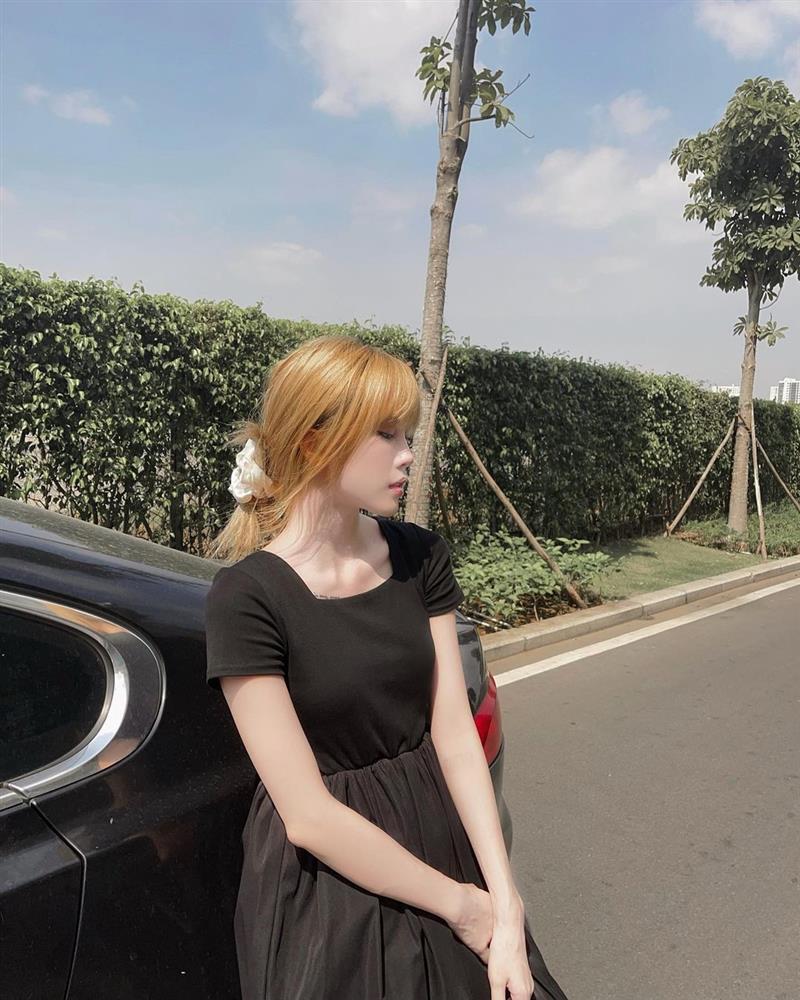 Thiều Bảo Trâm có cập nhật mới trên MXH sau nhiều ngày vướng ồn ào tình ái. Cô nàng gây lo lắng khi lộ vóc dáng gầy rộc, thiếu sức sống, xương quai xanh nhô cao, thân hình mỏng, cánh tay khẳng khiu, bàn tay thậm chí nổi gân chằng chịt.