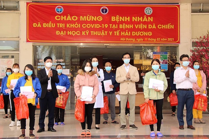 Các bệnh nhân được công bố khỏi Covid-19 tại Bệnh viện Dã chiến số 2, Hải Dương, sáng 11/2. Ảnh: Bộ Y tế.