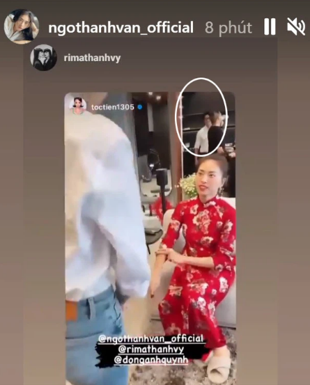 Ngày 13/2, Tóc Tiên đăng tải trên Instagram một đoạn video, netizen tiếp tục phát hiện Huy Trần đã đến nhà riêng của Ngô Thanh Vân. Và hình ảnh này được đích thân nữ đạo diễn chia sẻ lại lên trang cá nhân. Hành động không hề ngại ngần này của Ngô Thanh Vân ngay lập tức thu hút đông đảo sự chú ý của người hâm mộ. Nhiều ý kiến còn cho rằng đây là động thái ngầm xác nhận chuyện hẹn hò của nữ diễn viên.