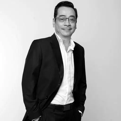 Theo NSND Công Lý chia sẻ, NSND Hoàng Dũng qua đời vào lúc 14h15 phút tại Bệnh viện Huyết Học Trung Ương, hưởng thọ 65 tuổi. NSND Công Lý xúc động chia sẻ: 