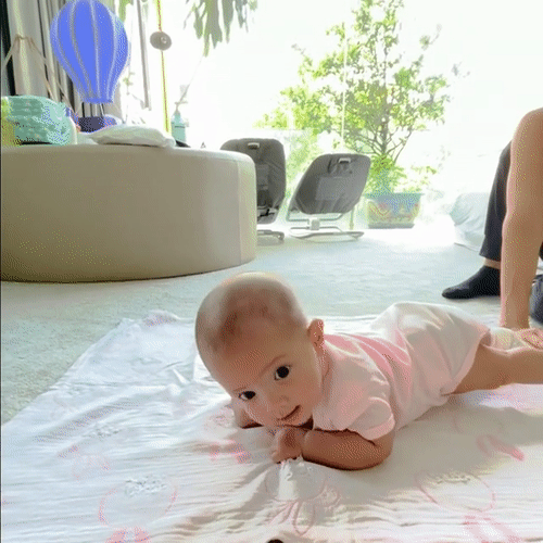 Hồ Ngọc Hà mới đây chia sẻ clip đời thường cùng ái nữ Lisa. Mẹ nằm vui đùa còn Lisa cũng tỏ ra vô cùng phấn khích. Những biểu cảm dễ thương trên gương mặt cô bé khiến nhiều người thích thú. Đặc biệt, khoảnh khắc Lisa nở nụ cười làm dân tình xuýt xoa không thôi.