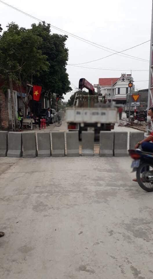 Tuyến đường ở Hải Dương đã bị chặn (Ảnh: Thế Thao&Văn Hoá)