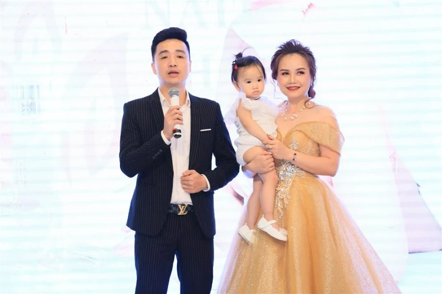 Chiều 17/2, diễn viên Hoàng Yến xác nhận đã ly hôn người chồng thứ 4 sau gần 4 năm chung sống, cả hai đã chính thức tan vỡ từ cuối tháng 3/2020. Trước đó, chồng cũ lên tiếng tố Hoàng Yến ngoại tình với trai trẻ và ngăn cấm anh gặp con gái chung. Về phía Hoàng Yến, cô cho biết cả hai đã chính thức nhận quyết định ly hôn của toà án vào ngày 31/3/2020, cuộc hôn nhân thứ 4 của cô có rất nhiều vấn đề khó nói. Hoàng Yến phủ nhận hoàn toàn chuyện ngoại tình với trai trẻ: 