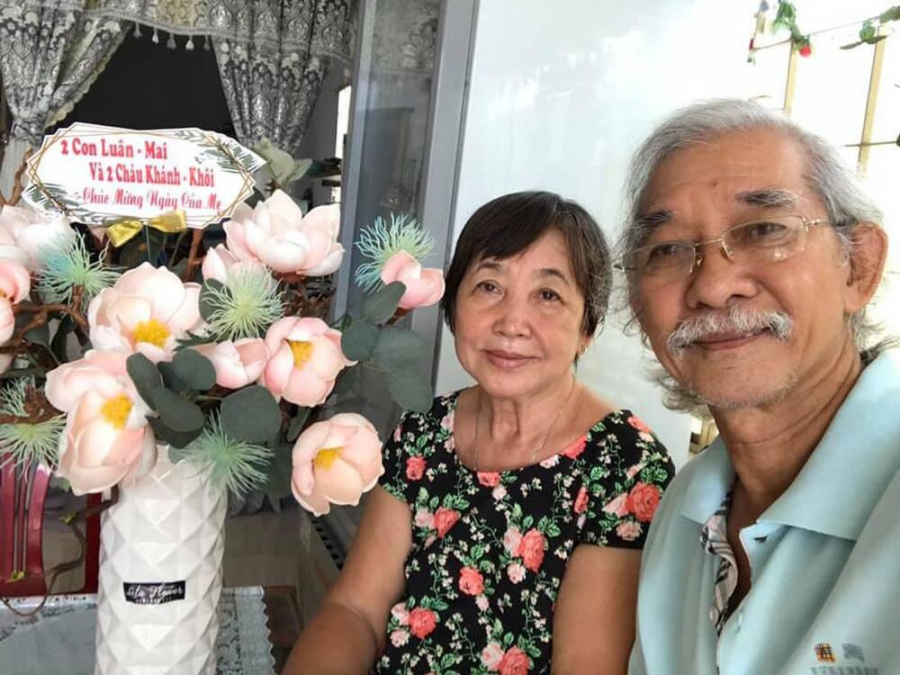 Hai ông bà dù tuổi đã cao nhưng vẫn vui vẻ, lạc quan và yêu thương nhau (Ảnh: Saostar)