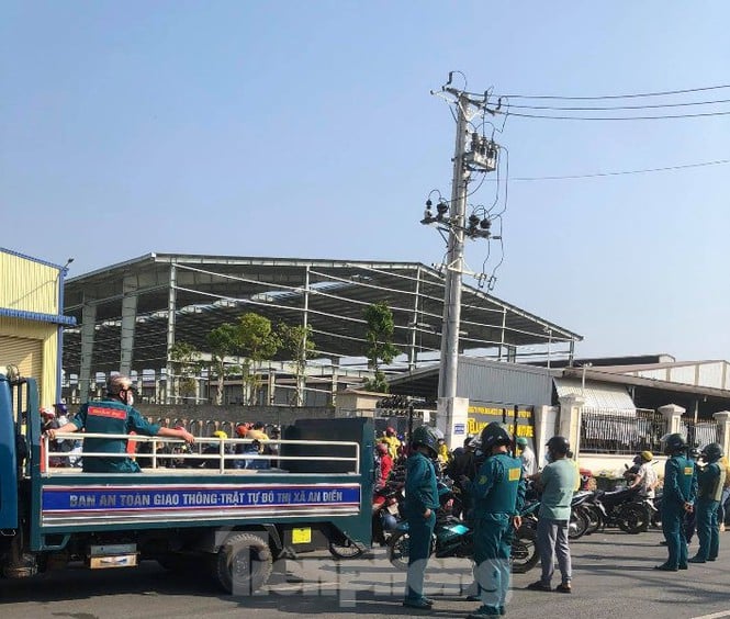 Cơ quan chức năng vào cuộc, yêu cầu công ty thực hiện giải quyết đảm bảo quyền lợi cho công nhân (Ảnh: Tiền Phong)