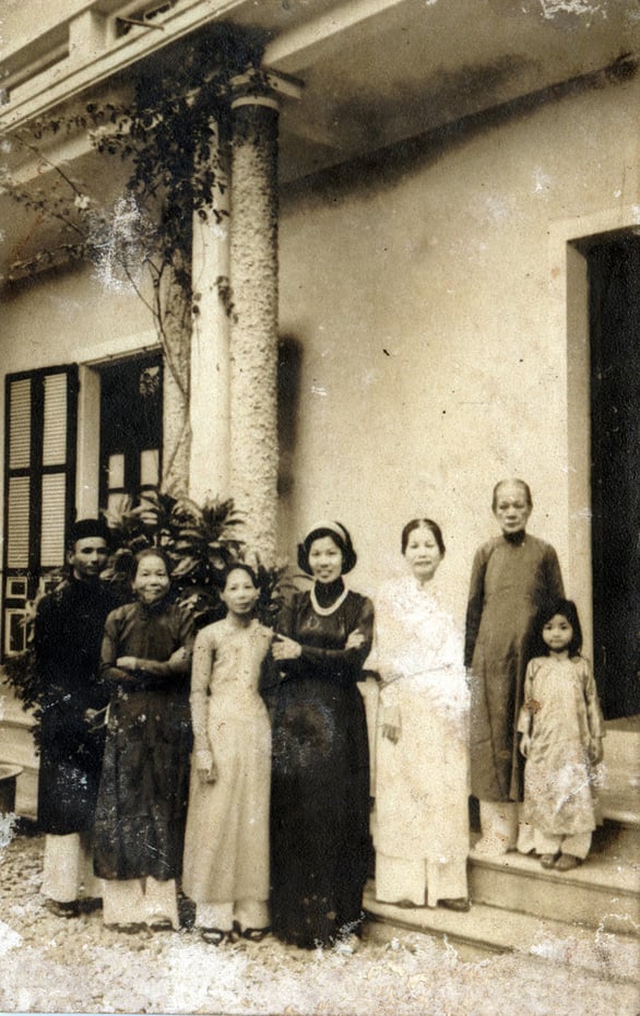Cung nữ Lê Thị Dinh (thứ 3 từ trái sang) trong một bức ảnh chụp chung cùng đức Từ Cung - Ảnh: nhà Shbet888.com tỷ lệ cược cao Trịnh Bách cung cấp    