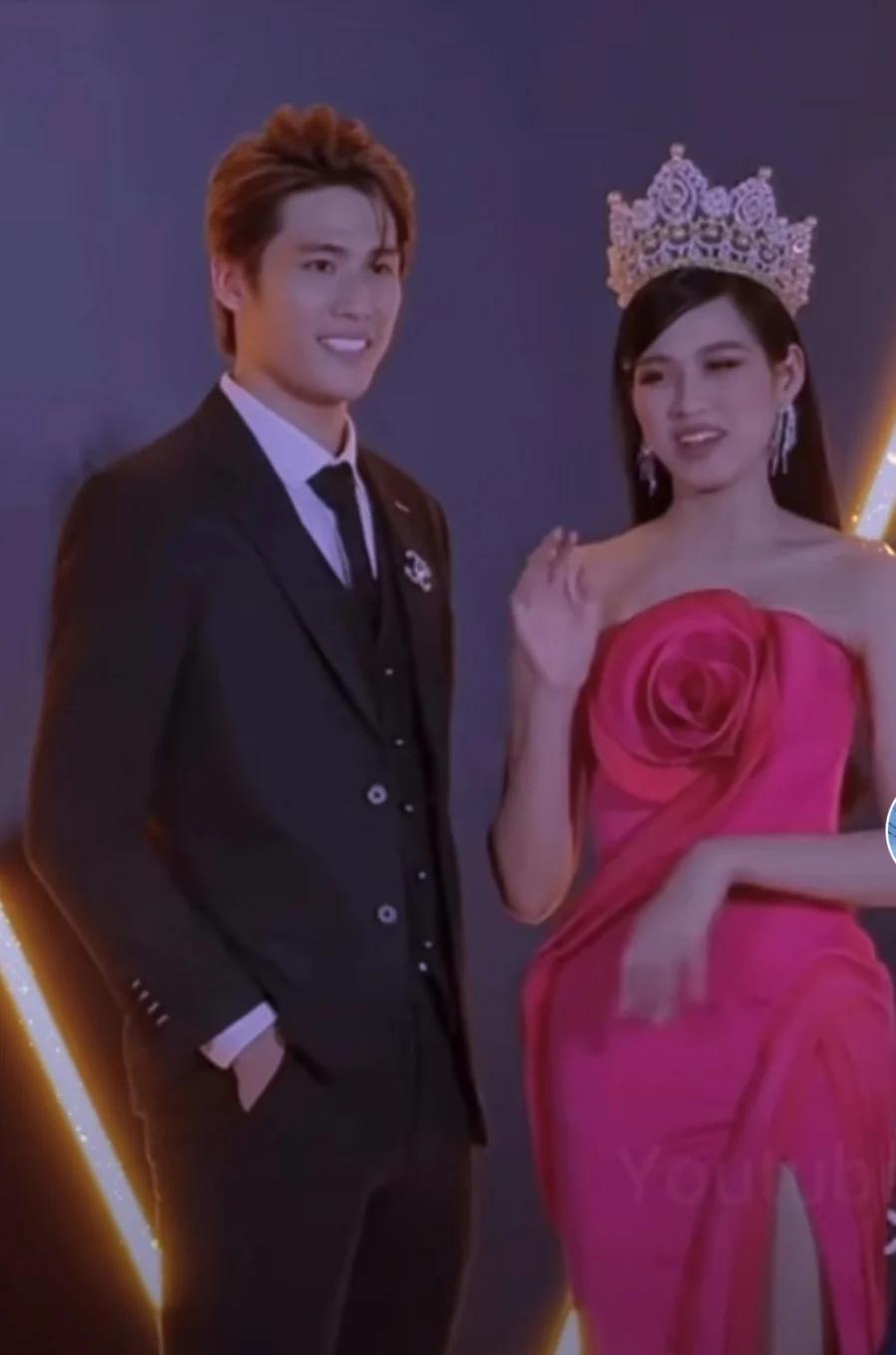 Đỗ Thị Hà tiếp tục có ứng xử gây tranh cãi khi từ chối không khéo léo sự đụng chạm của đồng nghiệp nam, khiến đối phương bẽ mặt. Nhiều khán giả cho rằng dù không thích người khác giới ôm eo khi chụp ảnh thì cũng không nên tỏ rõ thái độ và biểu hiện một gương mặt như vậy. Và nàng Hậu đã có những chia sẻ về việc này: 