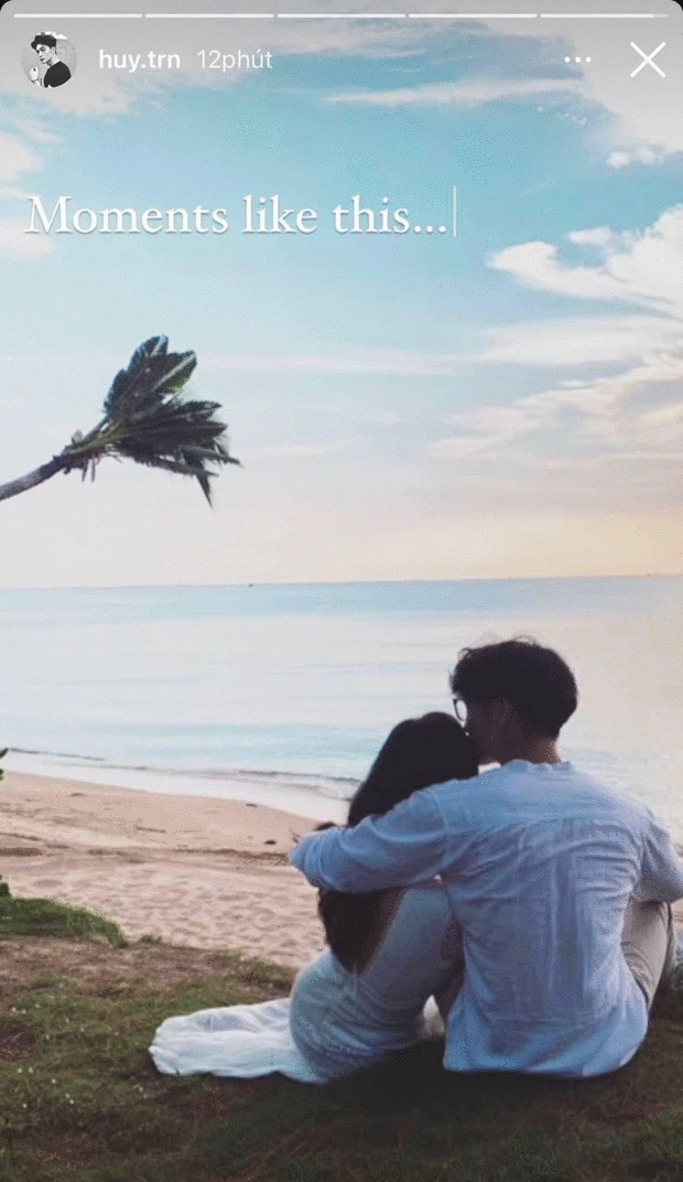 Mới đây, Huy Trần - người đang được cho là tình trẻ của Ngô Thanh Vân hé lộ thêm khoảnh khắc một ai đó đang tựa sát người vào anh và anh trao cho bạn gái nụ hôn lãng mạn bên cạnh bờ biển. Được biết, vào tháng 12/2020, cộng đồng mạng đã soi được loạt bằng chứng cả hai cùng nhau đi du lịch biển Nha Trang. Nhiều người cho rằng khoảnh khắc này được chụp trong chuyến đi hẹn hò bí mật đó của cặp đôi.