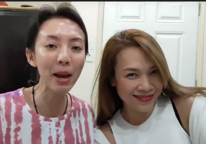 Hai ngày qua, thông tin Mỹ Tâm hẹn hò Mai Tài Phến thu hút sự chú ý. Cho đến mới đây, nữ ca sĩ lần đầu lộ diện tại một buổi gặp gỡ hội bạn có cả nữ diễn viên Thu Trang. Cô xuất hiện với nhan sắc rạng rỡ, nụ cười tươi rói luôn nở trên môi và dạy Thu Trang hát. Có vẻ như cô không còn để tâm đến lùm xùm chuyện tình cảm, tập trung cho Shbet16 chơi game trực tuyến và công việc, thoải mái tận hưởng giây phút vui vẻ bên đồng nghiệp, bạn bè.