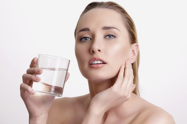 Không nên uống nước ngụm lớn