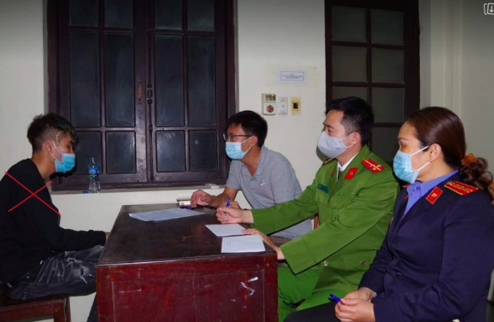CA lấy lời khai của Trần Mạnh Hùng. (Ảnh: CA Hà Nam)    