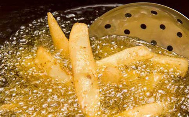 Không dùng dầu chiên đi chiên lại